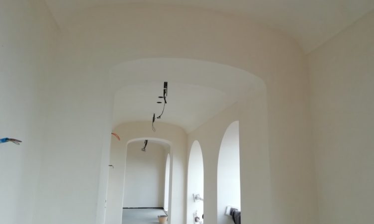A Tuscan villa with curved shapes – the arched hallways
