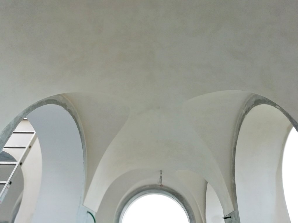 A Tuscan Villa With Curved Shapes The